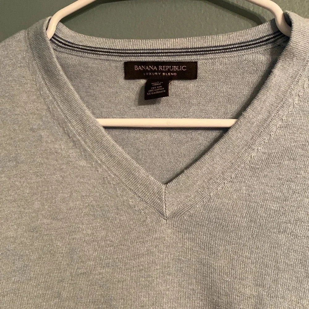 Banana Republic luxury men’s v neck sweater - blue - large-great condition